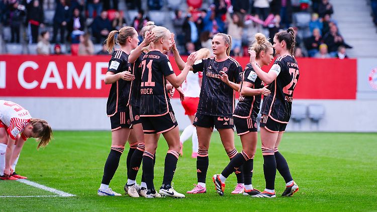 Waren in neuen Trikots in Spiellaune: Die Fußballerinnen des FC Bayern.