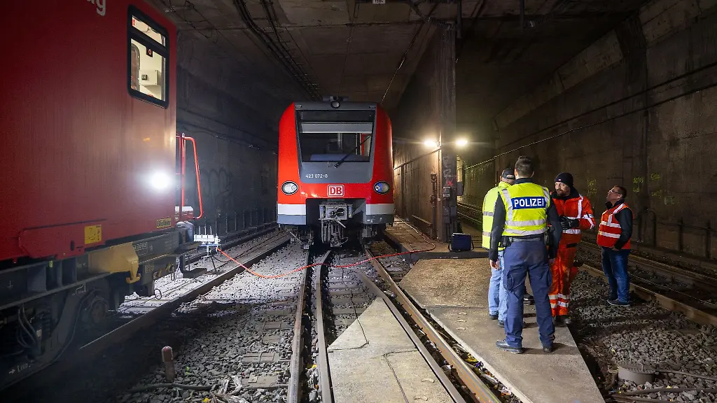 Bundespolizisten-und-Bahnarbeiter-stehen-an-der-entgleisten-S-Bahn-im-Tunnel-hinter-der-Haltestelle-Isartor