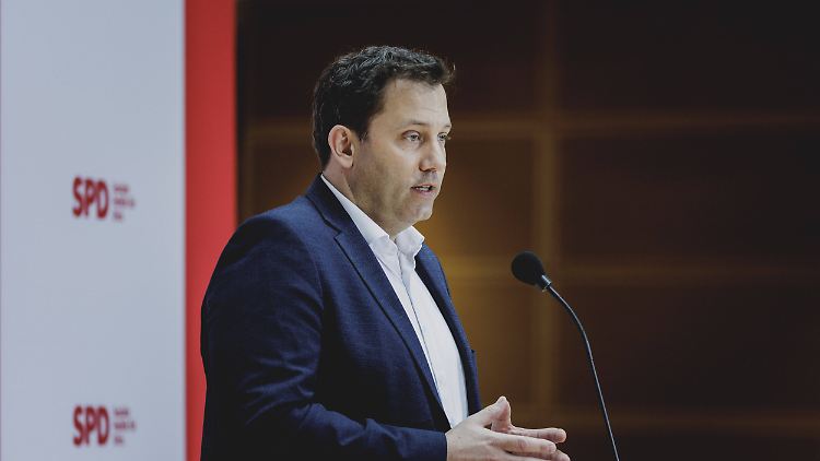 Als "sozialdemokratische Angebotspolitik" beschreibt Parteichef Klingbeil das Programm der SPD.