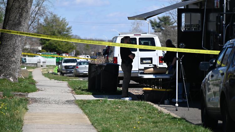 Einsatzkräfte in der Vorstadt-Siedlung Levittown, wo drei Menschen erschossen wurden.