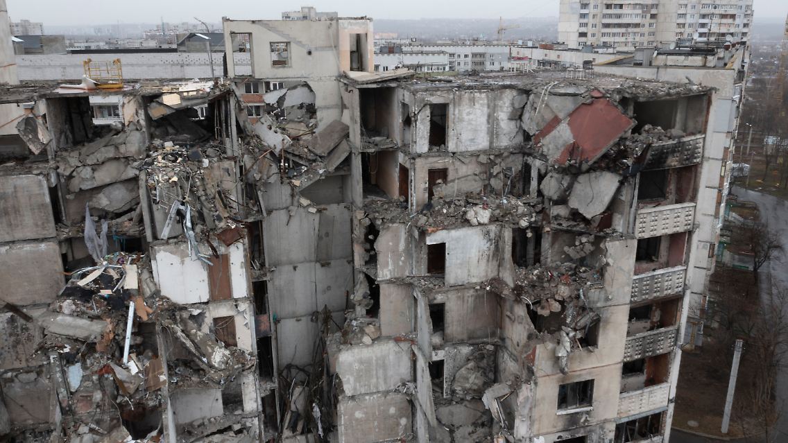 Auch die Stadt Charkiw steht immer wieder unter russischem Beschuss. Dieses Wohnhaus wurde von einer Rakete getroffen.