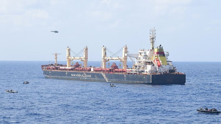 Crewmitglieder werden von der "MV Ruen" evakuiert, nachdem die Piraten sich ergeben haben.