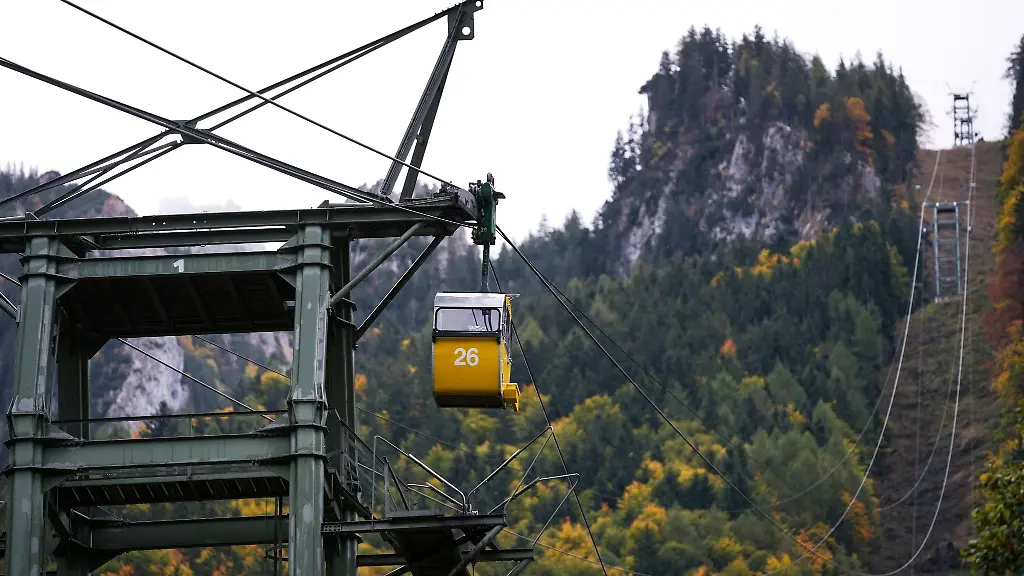 Eine-Kabine-der-Kampenwandseilbahn-schwebt-in-Richtung-Gipfel
