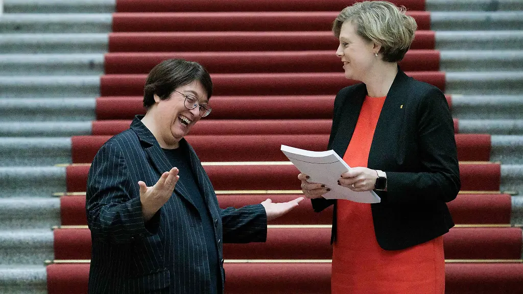 Karin-Klingen-l-Praesidentin-des-Rechnungshofs-von-Berlin-lacht-bei-der-Uebergabe-des-Jahresberichts-2023-an-Cornelia-Seibeld-r