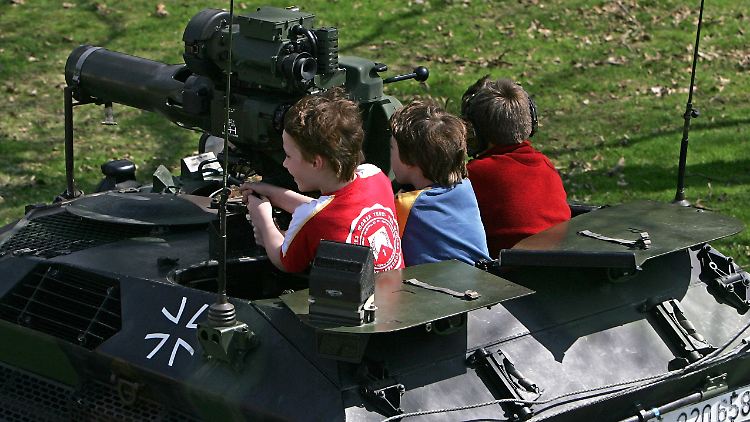 "Jedes vierte Kind lernt in der Grundschule nicht richtig lesen und schreiben - da müssen wir ran", bemängelt der bildungspolitische Sprecher der CDU/CSU-Bundestagsfraktion.
