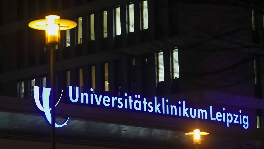 Der-Schriftzug-der-Uniklinik-Leipzig-leuchtet-ueber-dem-Eingang