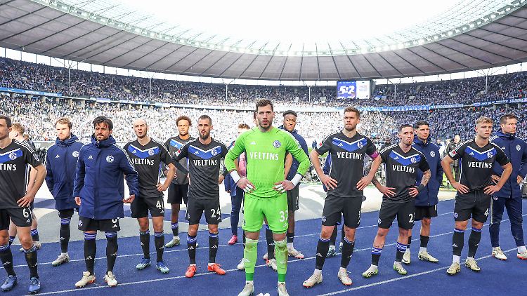 Schalkes Fußballer kassierten die nächste Standpauke von den eigenen Fans.