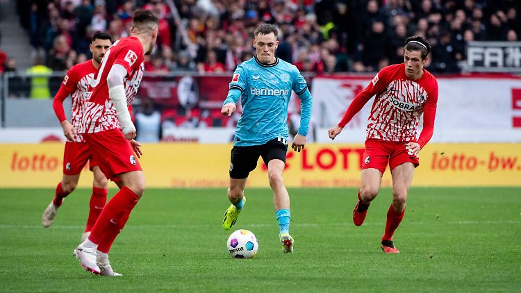 Florian Wirtz (m.) und Bayer Leverkusen sind weiter nicht aufzuhalten.