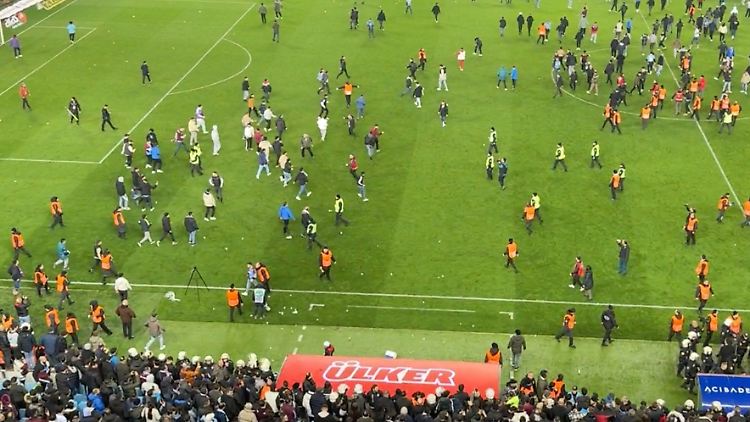 Trabzonspor-Fans stürmen den Platz, auch Spieler werden handgreiflich.