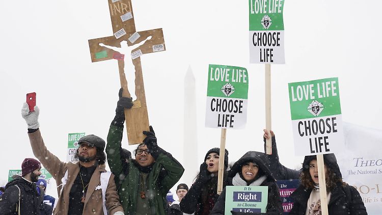 Trump will die erzkonservativen Evangelikalen nicht verprellen - aber auch nicht diejenigen, die Schwangerschaftsabbrüche nicht grundsätzlich verbieten wollen.