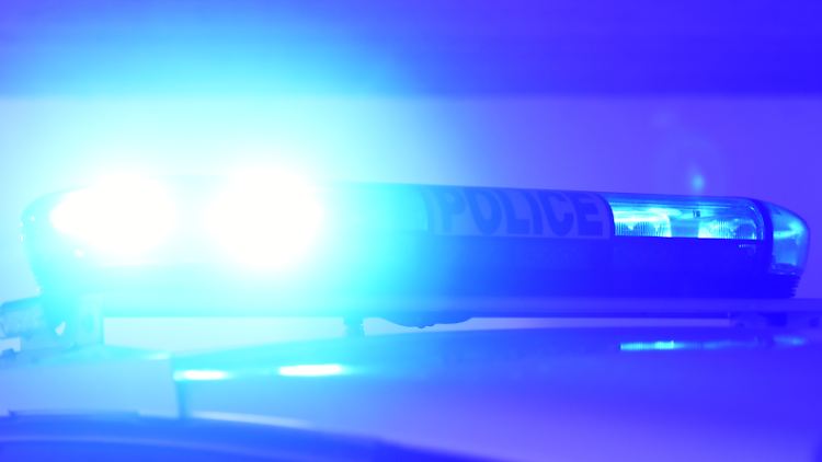 In den sozialen Medien kursieren Videos, die zeigen, wie Feuerwerkskörper auf die Polizeiwache geschossen werden.