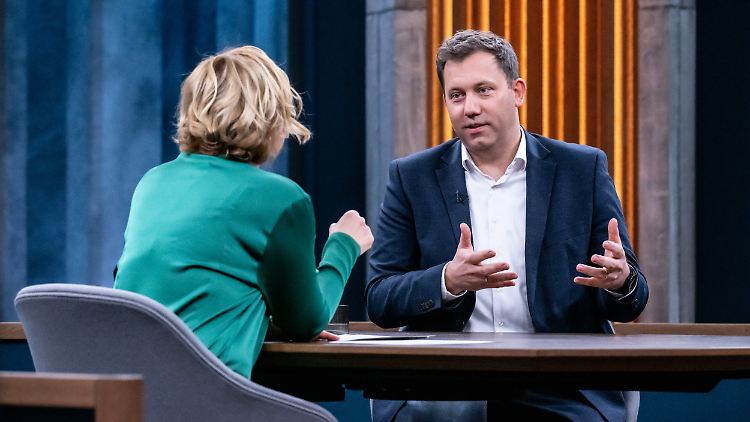 Über Monate sei der Kanzler aufgefordert worden, sich zu positionieren. "Jetzt tut er das, dann wirft man ihm vor, das mache man aus wahltaktischen Gründen", beklagt Klingbeil.