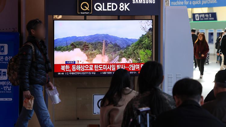 Die Raketen sollen 300 Kilometer weit geflogen sein, bevor sie ins Japanische Meer stürzten.