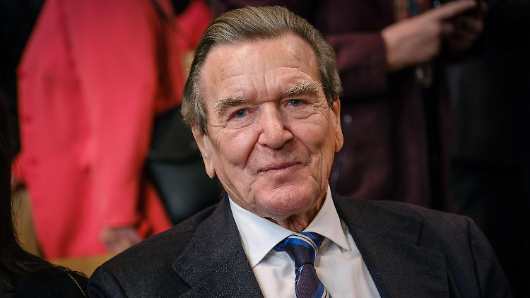 Der Versuch der SPD-Spitze, Gerhard Schröder aus der Partei zu werfen, scheiterte.