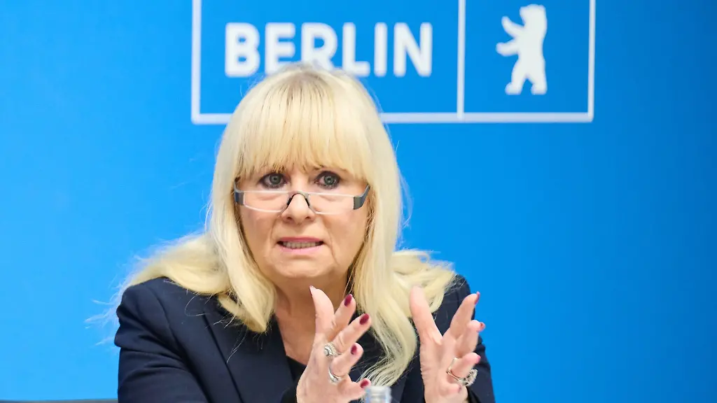 Iris-Spranger-SPD-Berliner-Senatorin-fuer-Inneres-und-Sport-spricht-auf-einer-Pressekonferenz-im-Roten-Rathaus