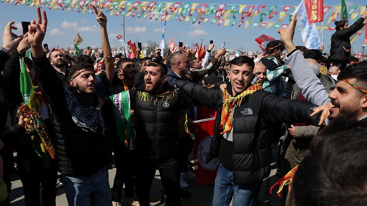 Anhänger der pro-kurdischen Partei für Gleichheit und Demokratie der Völker (DEM) in Istanbul.