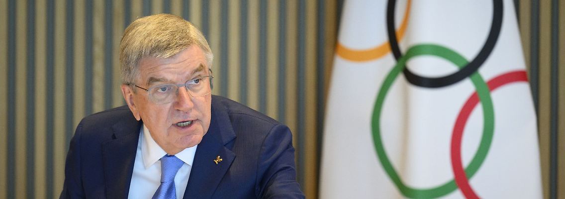 Das IOC um Präsident Thomas Bach will darüber entscheiden, ob russische Sportler in Paris an der Eröffnungsfeier teilnehmen dürfen.