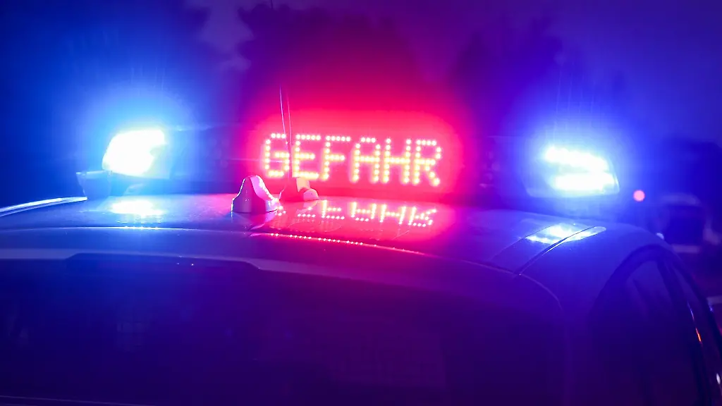 Der-Hinweis-Gefahr-leuchtet-auf-dem-Dach-eines-Einsatzwagens-der-Polizei