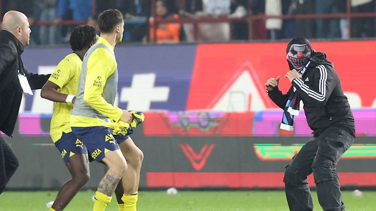 Trabzon-Fans versuchten Spieler von Fenerbahçe zu attackieren.