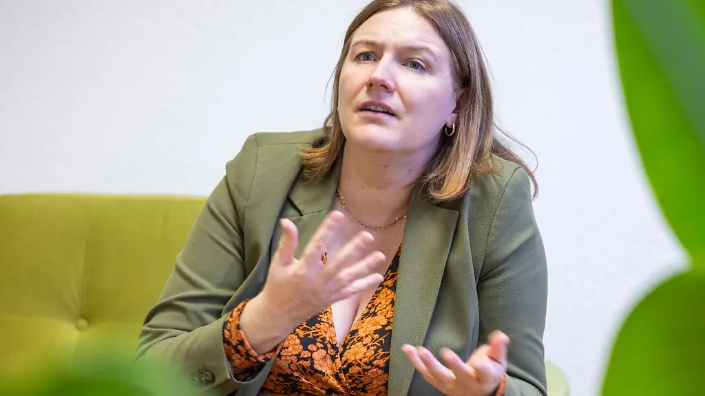 Katharina-Binz-Buendnis-90-Die-Gruenen-Familienministerin-von-Rheinland-Pfalz-auf-dem-gruenen-dpa-Sofa-beim-Interview