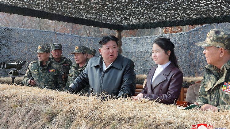 Nordkoreas Machthaber Kim Jong Un und seine Tochter Ju Ae nahmen kürzlich an einer Militärshow teil. 