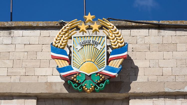 Das Wappen der Autonomen Region Gagausien auf dem Regierungsgebäude in Comrat.