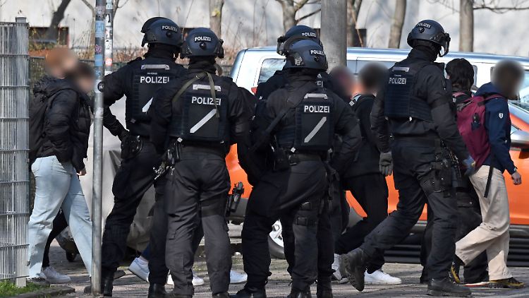 Vor wenigen Wochen mussten schwer bewaffnete Polizisten eine Schule in Erfurt nach einer Androhung eines Amoklaufs räumen. 