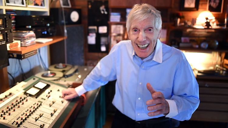 Hans Blum in seinem Wohnzimmer mit Musiktechnik der 60er Jahre.