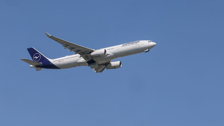 Eine Maschine vom Typ A330-343 der Lufthansa im Flug.