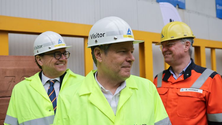 Habecks Rückbaupläne kommen nicht gut an: Der Minister mit einer kanadischen Delegation beim Aurubis-Werksbesuch. 