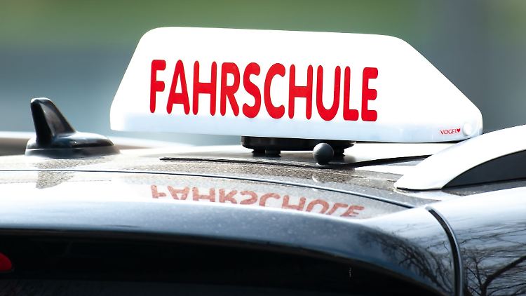 Unabhängig vom Alter kann jeder, der sich beim Autofahren unsicher fühlt oder lange nicht mehr gefahren ist, von Auffrischungsfahrkursen profitieren.