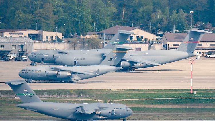 Eine Maschine der United States Air Force rollt auf der US-Air Base Ramstein zum Start. Zahlreiche Verteidigungsminister und ranghohe Militärs beraten erneut über weitere Unterstützung der Ukraine.