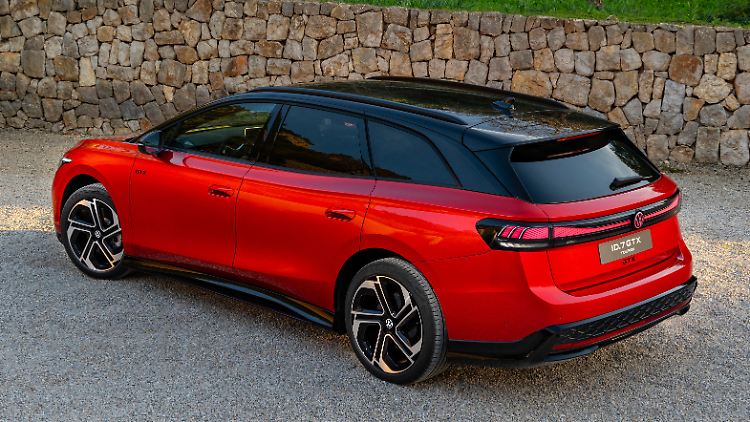 Das schwarze Dach als Kontrastfarbe zu "Kings Red" plus das beleuchtete Emblem machen den ID.7 Tourer als GTX zum beäugten Objekt.