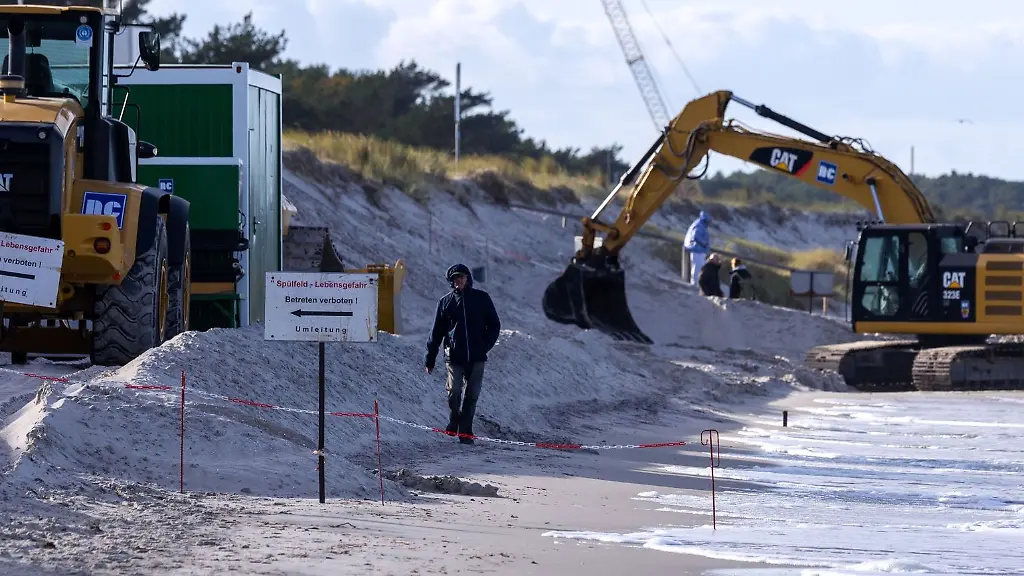 Bagger-und-Planierraupen-stehen-am-Strand-fuer-den-Beginn-der-umfangreichen-Sandaufspuelungen-an-der-Kueste-bereit