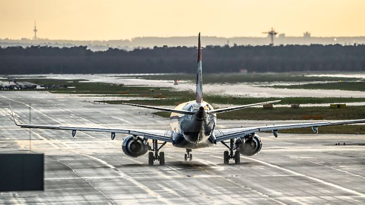 Hohe Steuern und Gebühren verteuern nach Aussage von Fraport-Chef Schulte das Reisen per Flugzeug.