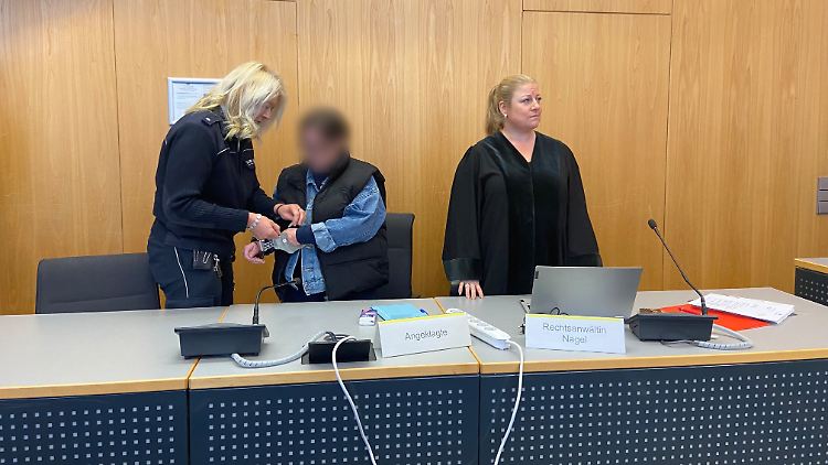 Die Angeklagte räumte die Tat größtenteils ein. Im Prozess erhofft sich die Staatsanwaltschaft nun Hinweise auf das Motiv.