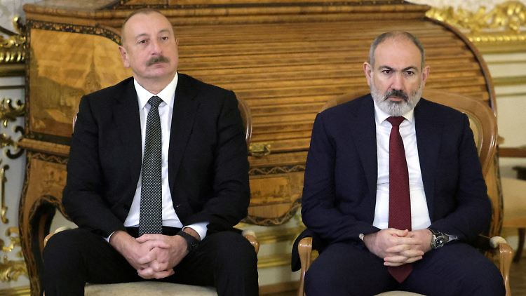 Aserbaidschans Präsident Alijew (l.) und der armenische Premierminister Paschinjan während eines Besuchs des Katharinenpalastes nahe Sankt Petersburg im Dezember 2023.