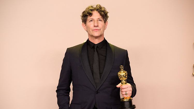 Regisseur Jonathan Glazer mit seinem Oscar für "The Zone of Interest".