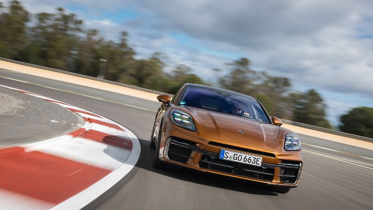 Die dritte Generation der Sportlimousine Panamera startet zu Preisen von rund 108.000 Euro.