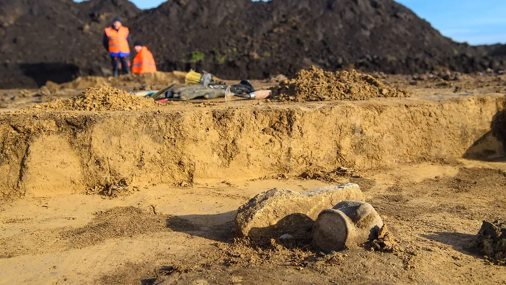 Ein-Gefaess-liegt-auf-der-kuenftigen-Bauflaeche-fuer-die-Ansiedlung-des-Chipherstellers-Intel