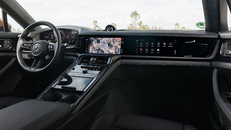 Das Kombiinstrument besteht aus reiner Bildschirmfläche. Selbst der bisher noch mechanisch ausgeführte Drehzahlmesser wird nun nur noch virtuell dargestellt.