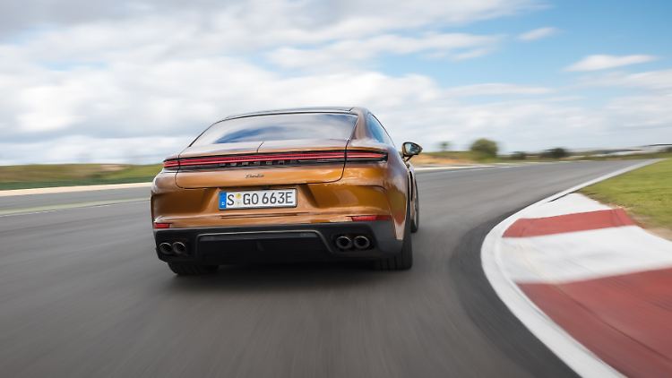 Auf einem kurvenreichen Rennkurs lassen sich die vielen Regelszenarien des Porsche Panamera gut herausfahren.