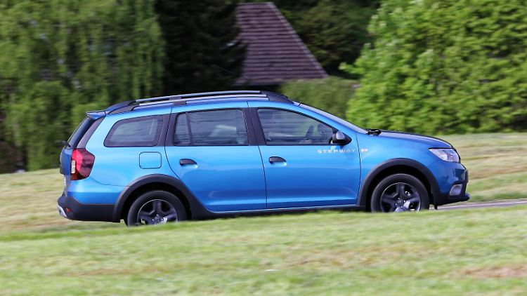 Von den Abmessungen her weist der Dacia Logan weit über das Kleinwagensegment hinaus, dem er seine Technik verdankt.