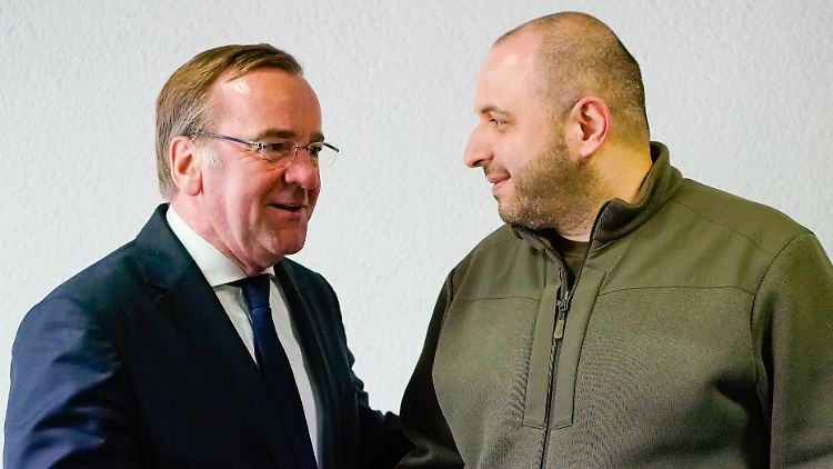 Hand drauf: Verteidigungsminister Pistorius verspricht seinem ukrainischen Amtskollegen ein 500-Millionen-Euro-Hilfspaket aus Deutschland.
