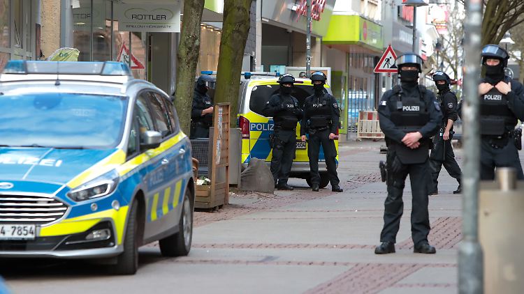 Polizisten in voller Montur sicherten den Bereich um die Sparkassenfiliale ab. 