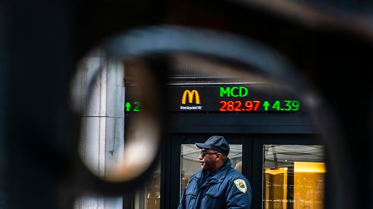 Ein Sicherheitsmann bewacht am Dienstag den Eingang der Wall Street. 
