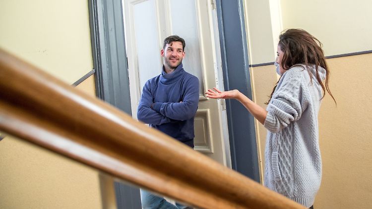 Einfach mal klingeln und Hallo sagen: Das kann nach einem Umzug das Ankommen erleichtern - auch im Mehrfamilienhaus.