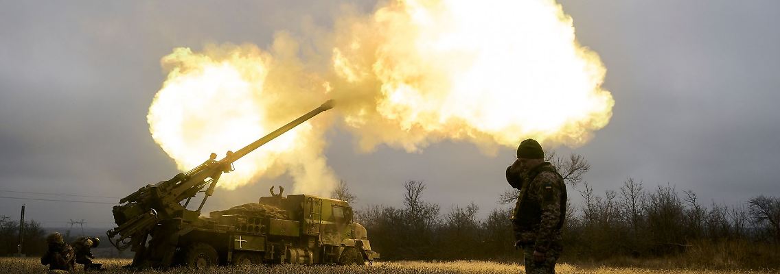 Ukrainische Soldaten feuern eine Haubitze auf russische Stellungen. Die Ukraine leidet massiv unter Munitionsmangel für Artillerie. Nun soll Kiew neue Munition zur Verteidigung erhalten.