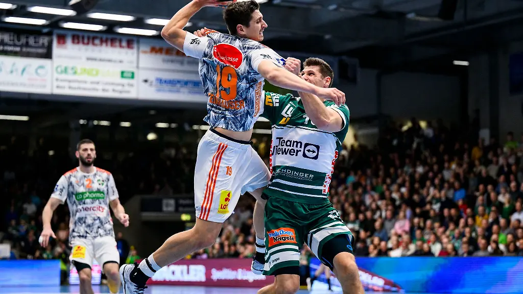 Hannovers-Marius-Steinhauser-l-in-Aktion-gegen-Goeppingens-Sebastian-Heymann-r