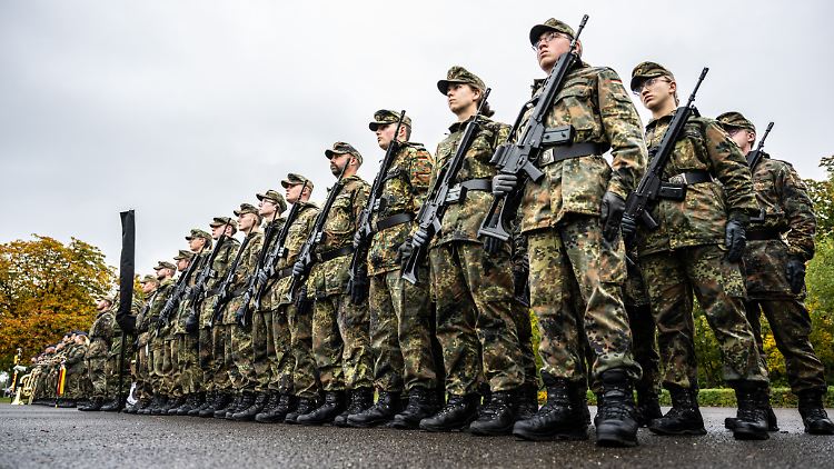 Laut der Bundeswehr interessieren sich viele Menschen für eine Tätigkeit beim Heimatschutz. Allerdings kommen sie "nicht so schnell in das System rein". 